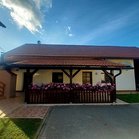 Guest House Gacka Rogic Otočac Exteriör bild